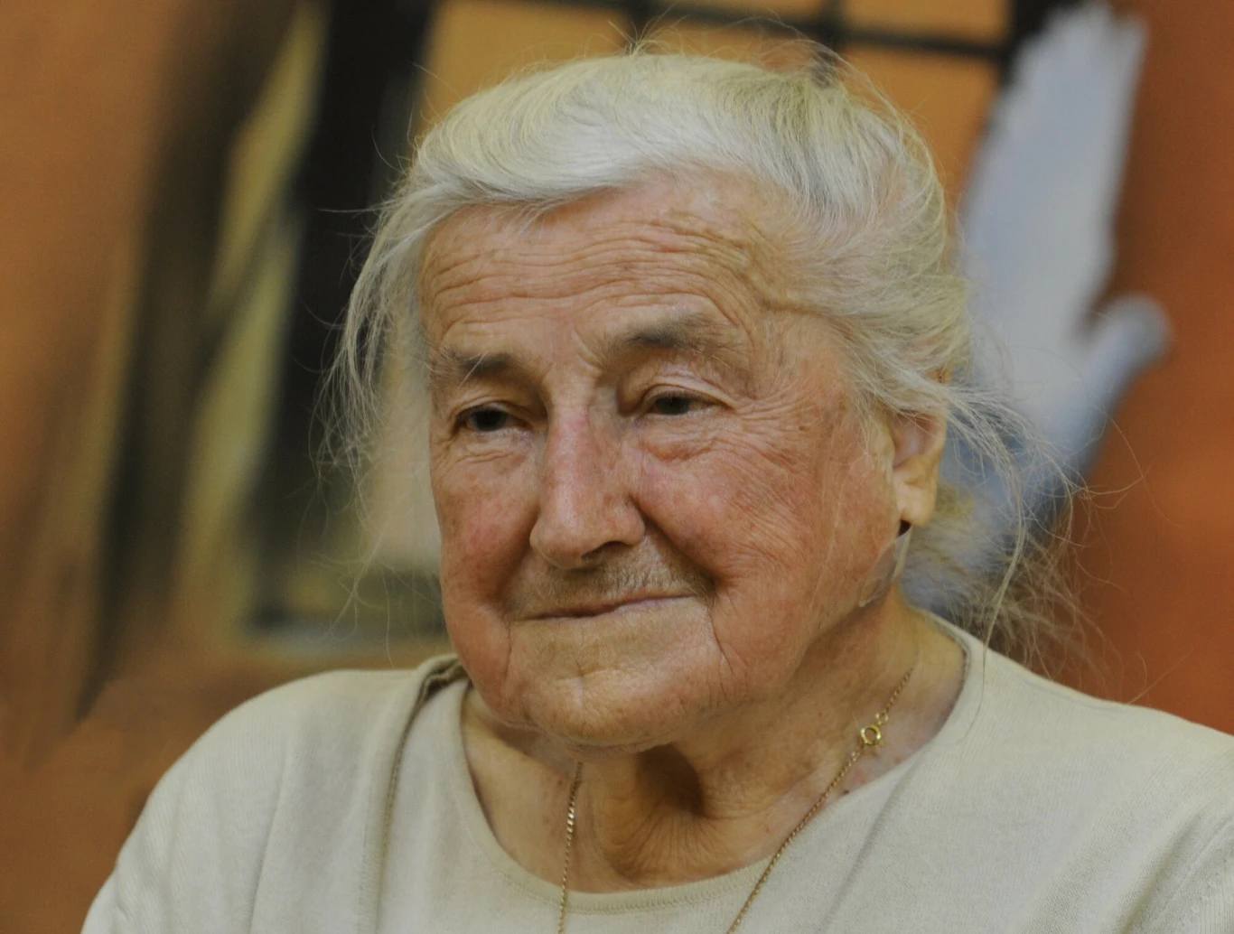 Wanda Półtawska (1921-2023). Lekarka, działaczka antyaborcyjna i przyjaciółka Jana Pawła II. Odznaczona Orderem Orła Białego - w uznaniu zasług dla Rzeczypospolitej Polskiej. Po wybuchu II wojny światowej, wraz z innymi harcerkami działała w konspiracji. Została aresztowana przez gestapo w 1941 roku, po czym trafiła do niemieckiego obozu koncentracyjnego w Ravensbrück. Tam stała stała się ofiarą eksperymentów. Na krótko przed końcem wojny Półtawska została przewieziona do obozu w Neustadt-Glewe (podobóz Ravensbrück), gdzie przebywała do 7 maja 1945 roku. W 1951 roku Półtawska ukończyła medycynę na Uniwersytecie Jagiellońskim i zdobyła doktorat z psychiatrii. Od 1952 do 1969 roku była adiunktem w Klinice Psychiatrycznej Akademii Medycznej w Krakowie. W lutym 1966 roku badała Karola Kota, mordercę znanego jako "Wampir z Krakowa". Mężczyzna nie był jeszcze wówczas w ścisłym kręgu podejrzanych. Lekarka prowadziła także badania tzw. dzieci oświęcimskich - ludzi, którzy w bardzo młodym wieku trafili do obozów koncentracyjnych. Uczestniczyła również w pracach Komisji Badania Zbrodni Hitlerowskich w Polsce. W 1967 roku zorganizowała Instytut Teologii Rodziny przy Papieskim Wydziale Teologicznym w Krakowie. Jako profesor, kierowała nim przez 33 lata. Przez 10 lat Półtawska była także radną Krakowa. W 2010 roku podpisała list otwarty do rządu RP i prezydenta przeciwko organizacji w Warszawie parady Europride. Wandzie Półtawskiej nowo wybrany papież Jan Paweł II zlecił uporządkowanie swoich prywatnych papierów. Z czasem zaczęła odgrywać coraz większą rolę w Kościele krakowskim, stopniowo zwiększała się też rola, jaką odgrywała w Watykanie jako osoba, która ma bezpośredni dostęp do Jana Pawła II i nie boi się interweniować. Lekarka korespondowała z papieżem aż do jego śmierci. Listy stanowiły materiał dowodowy w procesie beatyfikacyjnym. Jako bliska przyjaciółka Wojtyły, była obecna przy jego śmierci. Zmarła 25 października 2023 roku. Miała 102 lata. Wanda Półtawska (1921-2023). Lekarka, działaczka antyaborcyjna i przyjaciółka Jana Pawła II. Odznaczona Orderem Orła Białego - w uznaniu zasług dla Rzeczypospolitej Polskiej. Po wybuchu II wojny światowej, wraz z innymi harcerkami działała w konspiracji. Została aresztowana przez gestapo w 1941 roku, po czym trafiła do niemieckiego obozu koncentracyjnego w Ravensbrück. Tam stała stała się ofiarą eksperymentów. Na krótko przed końcem wojny Półtawska została przewieziona do obozu w Neustadt-Glewe (podobóz Ravensbrück), gdzie przebywała do 7 maja 1945 roku. W 1951 roku Półtawska ukończyła medycynę na Uniwersytecie Jagiellońskim i zdobyła doktorat z psychiatrii. Od 1952 do 1969 roku była adiunktem w Klinice Psychiatrycznej Akademii Medycznej w Krakowie. W lutym 1966 roku badała Karola Kota, mordercę znanego jako "Wampir z Krakowa". Mężczyzna nie był jeszcze wówczas w ścisłym kręgu podejrzanych. Lekarka prowadziła także badania tzw. dzieci oświęcimskich - ludzi, którzy w bardzo młodym wieku trafili do obozów koncentracyjnych. Uczestniczyła również w pracach Komisji Badania Zbrodni Hitlerowskich w Polsce. W 1967 roku zorganizowała Instytut Teologii Rodziny przy Papieskim Wydziale Teologicznym w Krakowie. Jako profesor, kierowała nim przez 33 lata. Przez 10 lat Półtawska była także radną Krakowa. W 2010 roku podpisała list otwarty do rządu RP i prezydenta przeciwko organizacji w Warszawie parady Europride. Wandzie Półtawskiej nowo wybrany papież Jan Paweł II zlecił uporządkowanie swoich prywatnych papierów. Z czasem zaczęła odgrywać coraz większą rolę w Kościele krakowskim, stopniowo zwiększała się też rola, jaką odgrywała w Watykanie jako osoba, która ma bezpośredni dostęp do Jana Pawła II i nie boi się interweniować. Lekarka korespondowała z papieżem aż do jego śmierci. Listy stanowiły materiał dowodowy w procesie beatyfikacyjnym. Jako bliska przyjaciółka Wojtyły, była obecna przy jego śmierci. Zmarła 25 października 2023 roku. Miała 102 lata.