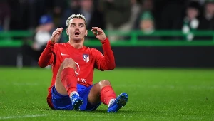 Zacięta wymiana ciosów i kuriozalny rzut karny. Gwiazdor wyleciał z boiska