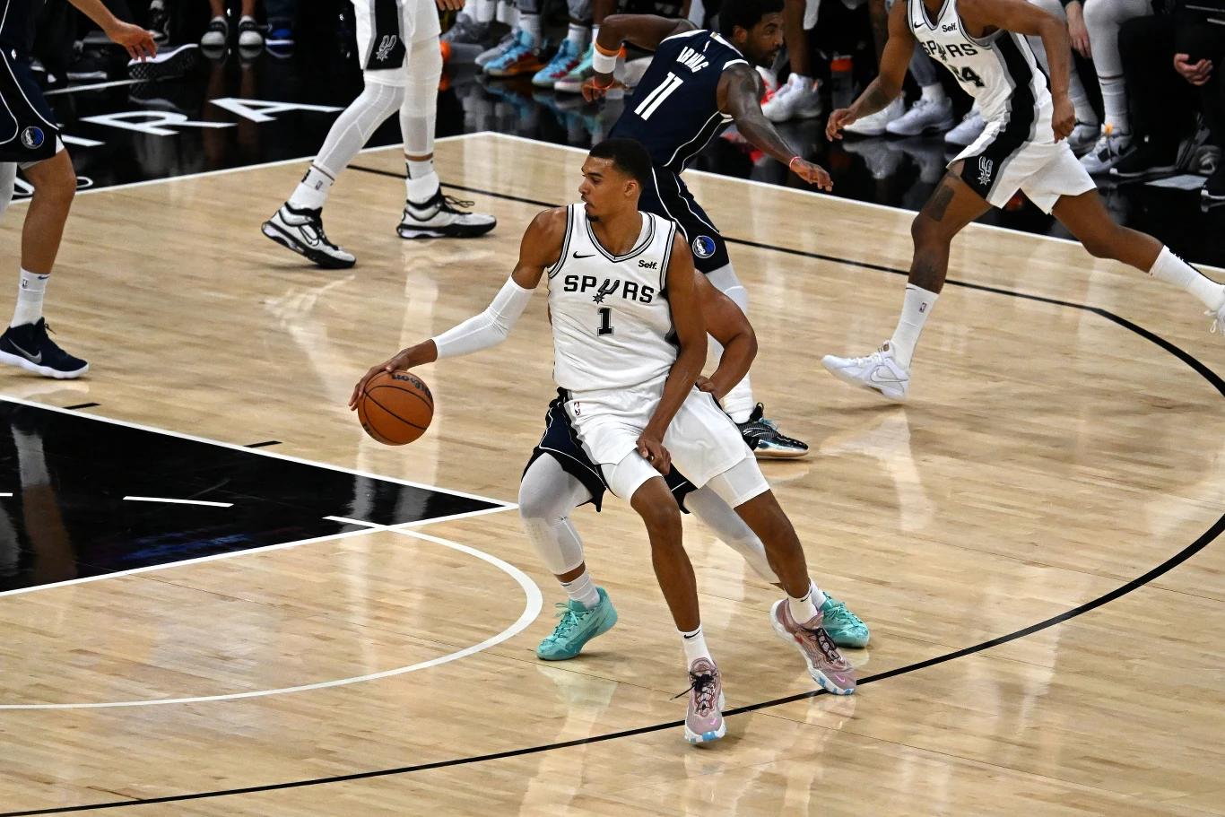 Victor Wembanyama (na pierwszym planie)