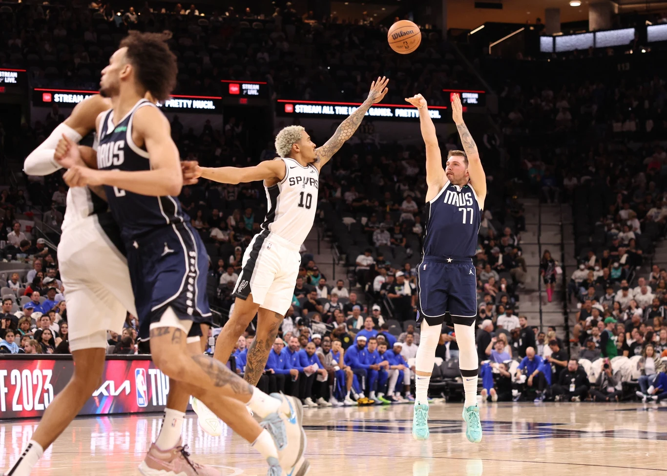 Luka Dončić rzuca naprzeciw Jeremiego Sochana