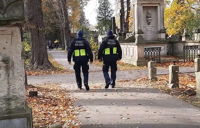 Warszawska straż miejska rozpoczyna akcję "Znicz" i "Hiena"