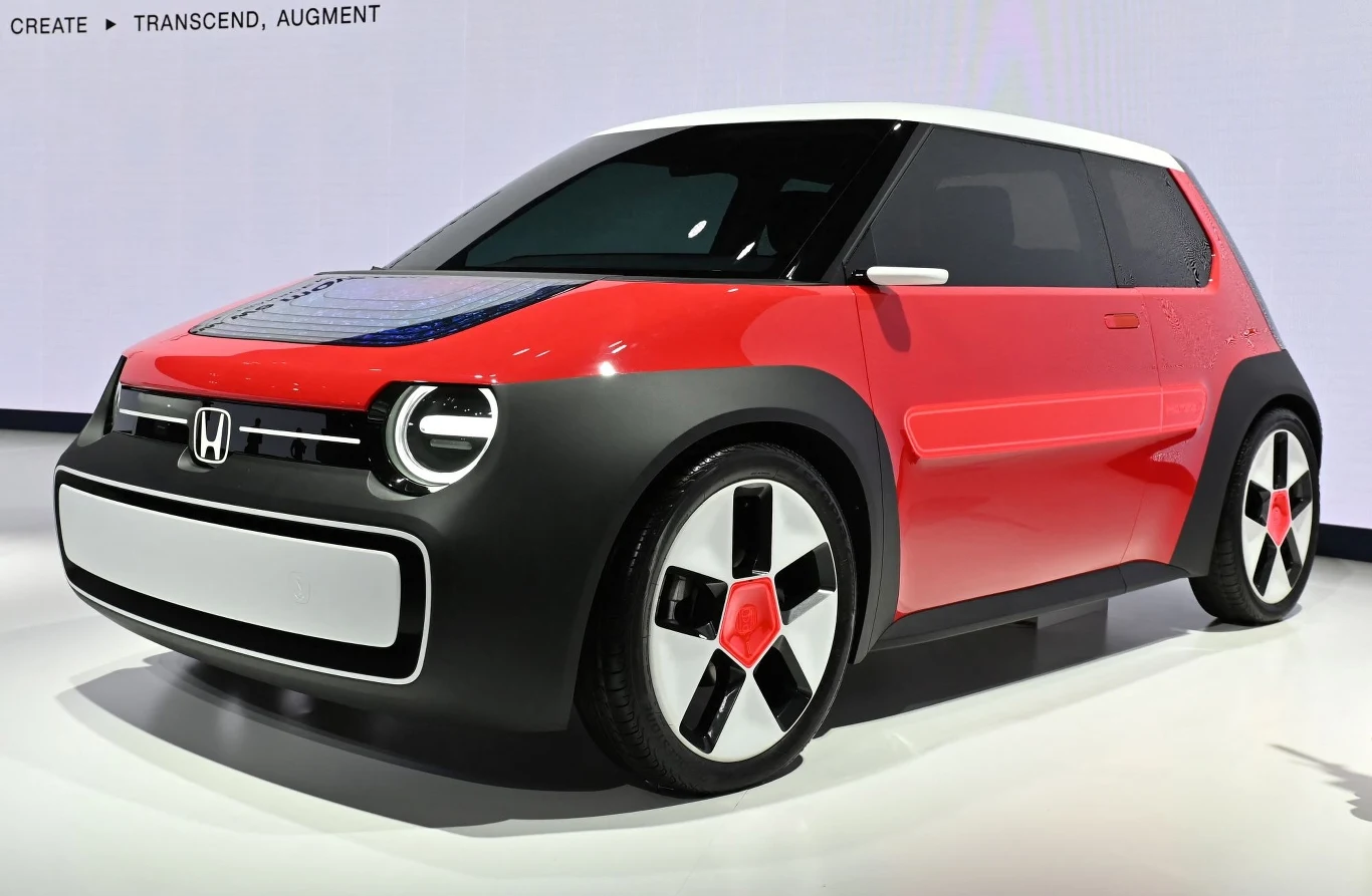 Jednym z samochodów koncepcyjnych zaprezentowanych przez Hondę był model SUSTAINA-C Concept z nadwoziem z żywicy akrylowej.