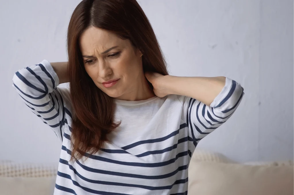 Myślisz, że szyja boli z przewiania? Przyczyna jest zupełnie inna

