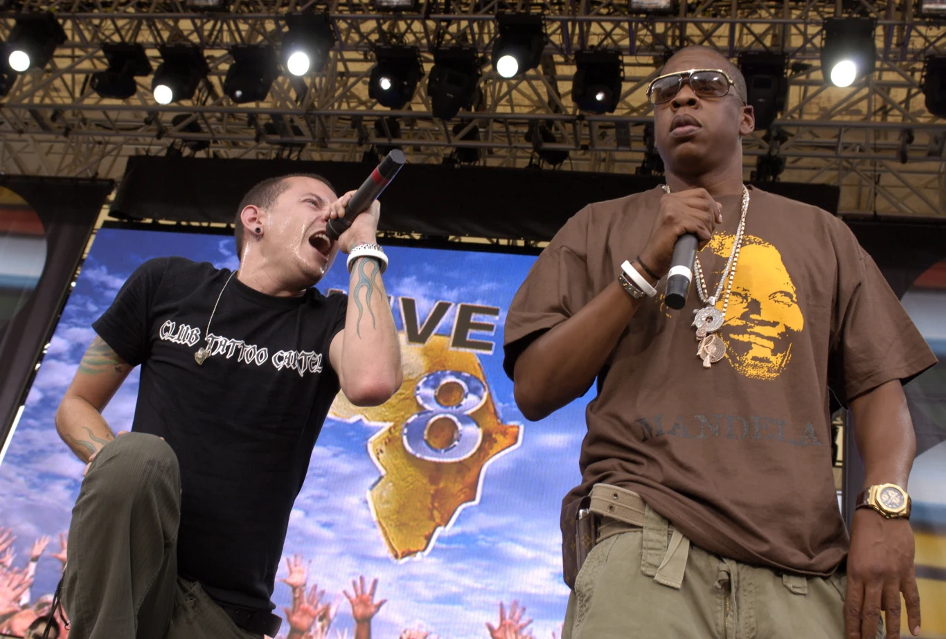Chester Bennington z Linkin Park dzielący scenę z Jayem-Z