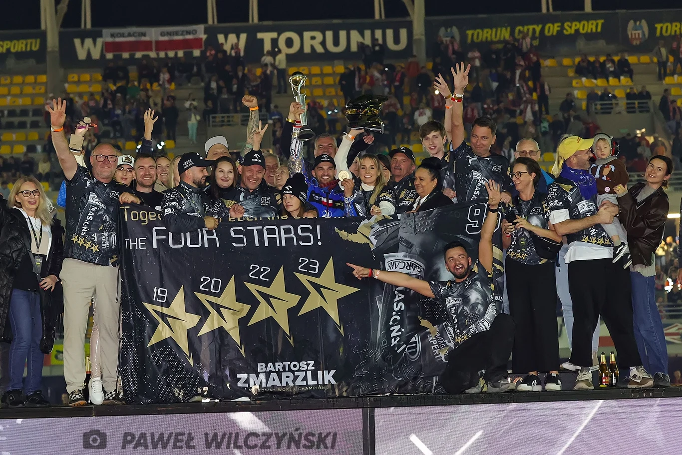 Bartosz Zmarzlik na podium. W gronie tych, którzy tam są jest też Daniel Kowalski.