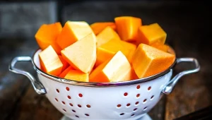 Masz problem z obraniem dyni ze skórki? Wypróbuj babciny sposób, a będzie miękka jak chmurka