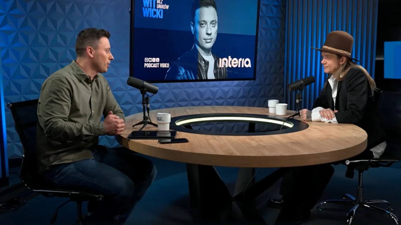 Wojtek Mazolewski w videocaście rozmawia z prowadzącym Piotrem Witwickiem