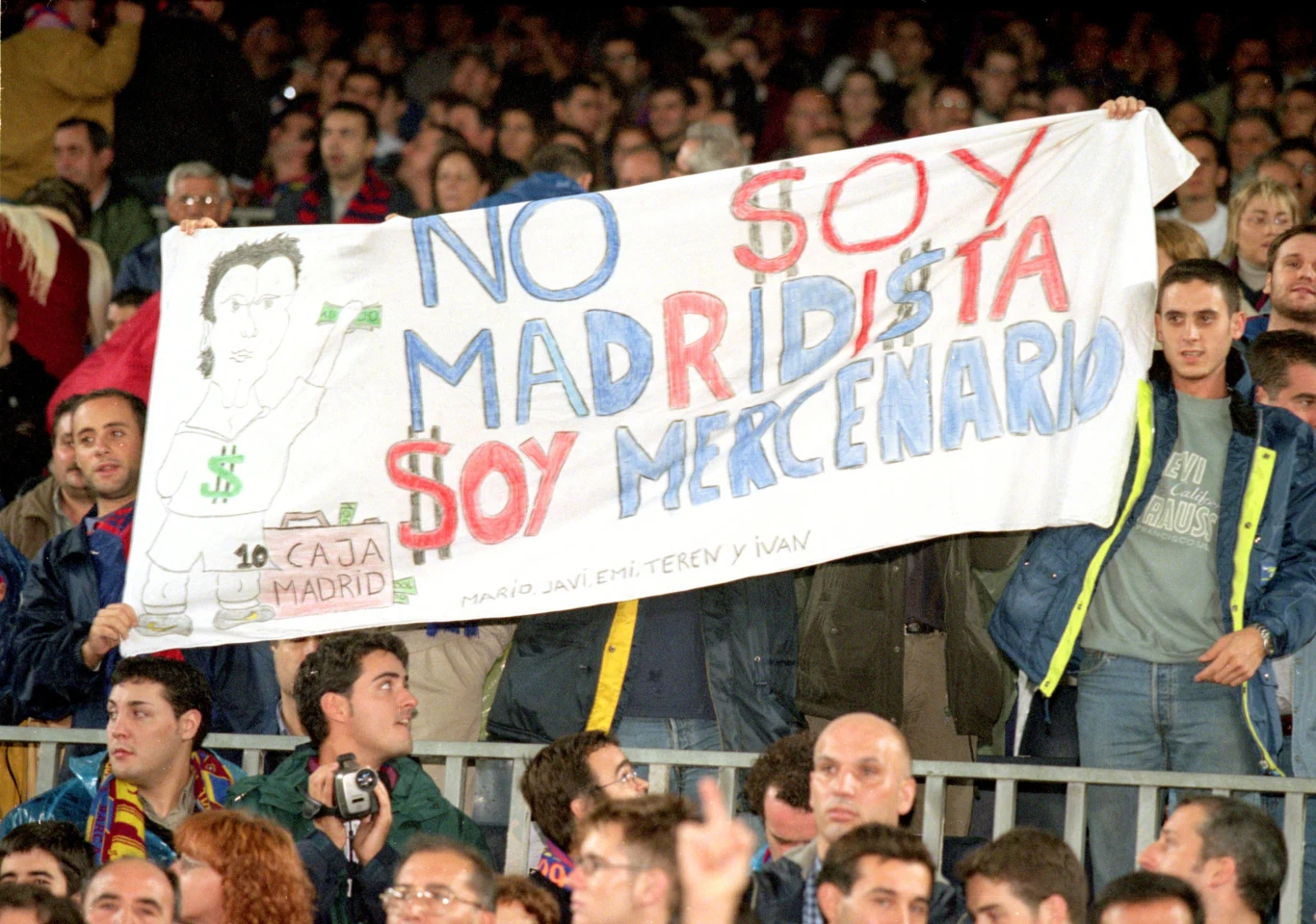 Kibice FC Barcelona prześcigali się w pomysłach, jak dać do zrozumienia Luisowi Figo, że na Camp Nou jest persona non grata