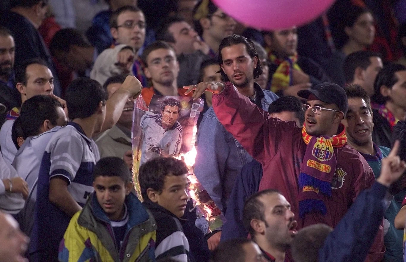 21 października 2000 r. Plakat z Luisem Figo, będącym już w barwach Realu Madryt, płonie na trybunach Camp Nou