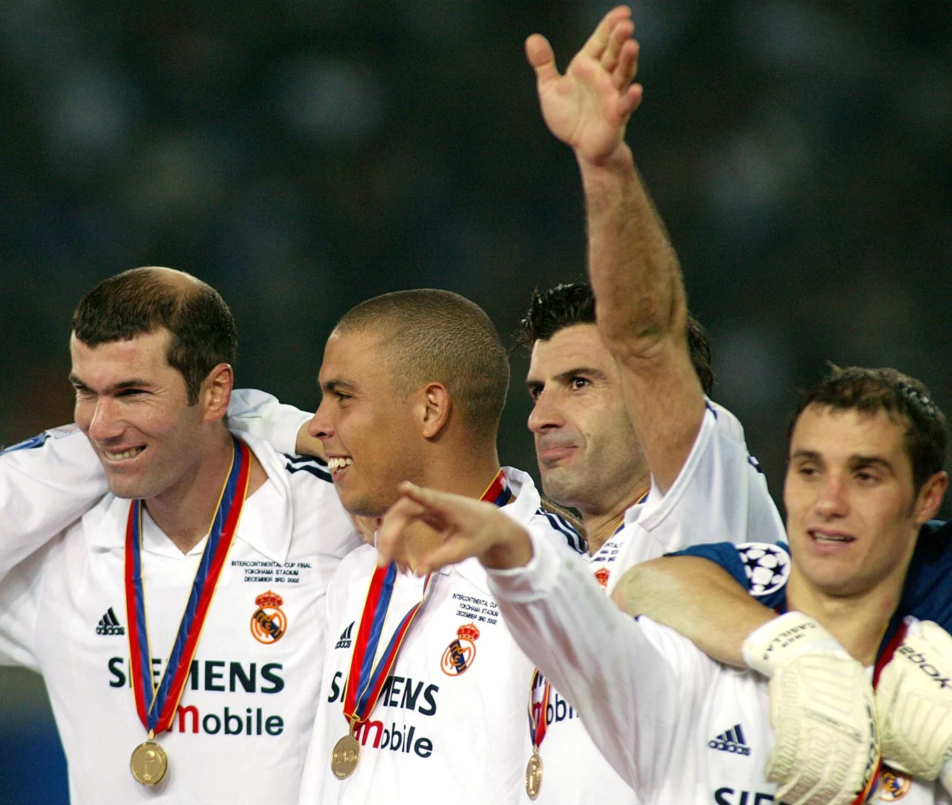 Luis Figo rozpoczął erę "Galacticos" w Realu Madryt. Po nim do "Królewskich" dołączyli m.in. Zinedine Zidane i Ronaldo Nazario de Lima Luis Figo rozpoczął erę "Galacticos" w Realu Madryt. Po nim do "Królewskich" dołączyli m.in. Zinedine Zidane i Ronaldo Nazario de Lima