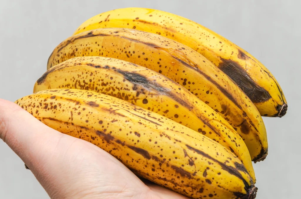 Banany w mgnieniu oka potrafią zrobić się  brązowe. Jest jeden prosty sposób, aby temu zapobiec