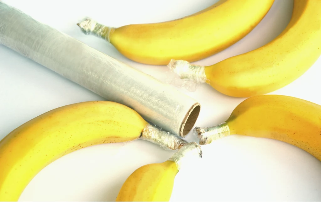 Zawiń szczelnie końce bananów folią spożywczą. W ten sposób zachowają świeżość na dłużej 