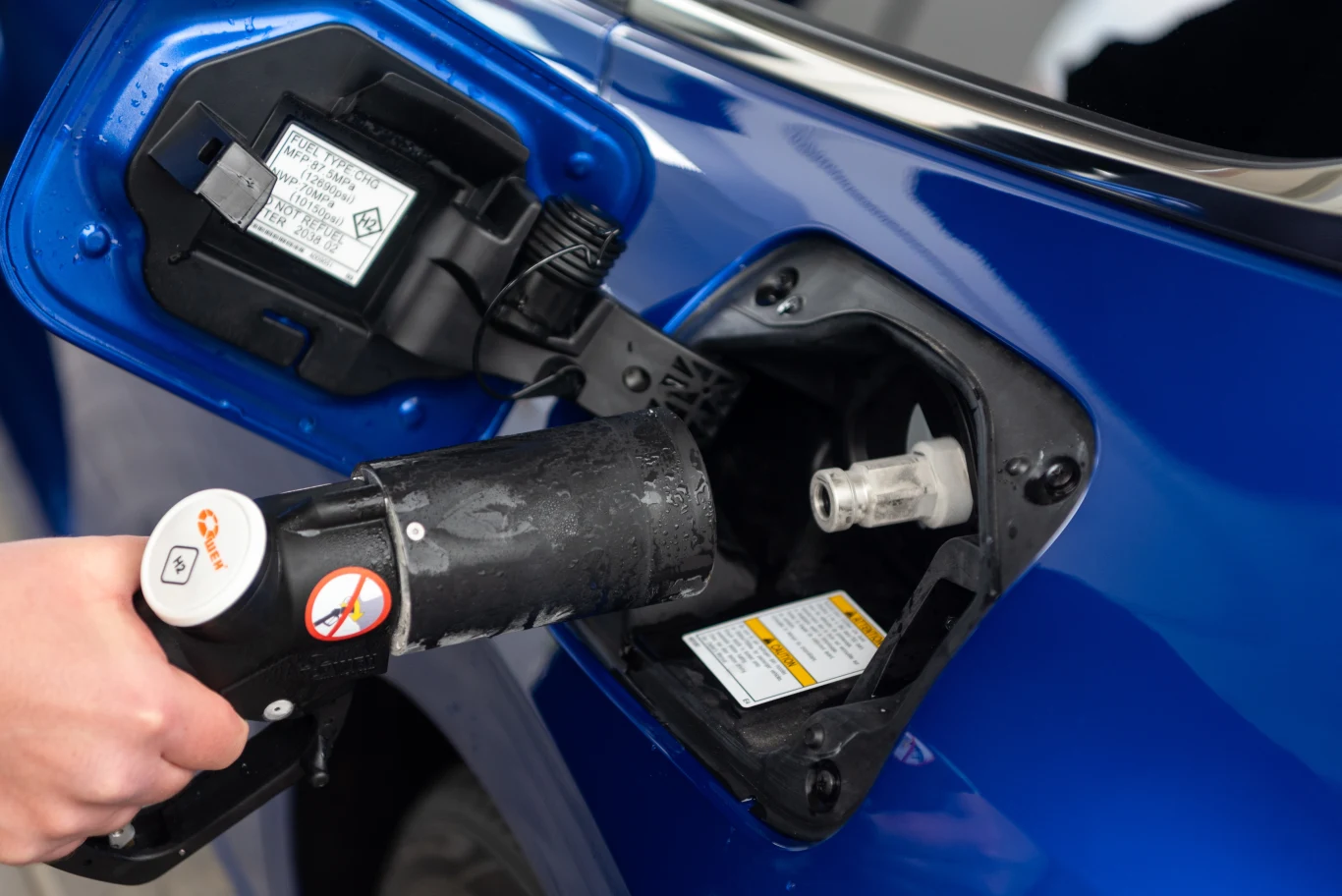 Tankowanie wodoru jest bardzo proste i przypomina procedurę w konwencjonalnie zasilanych samochodach. Zajmuje maksymalnie kilka minut