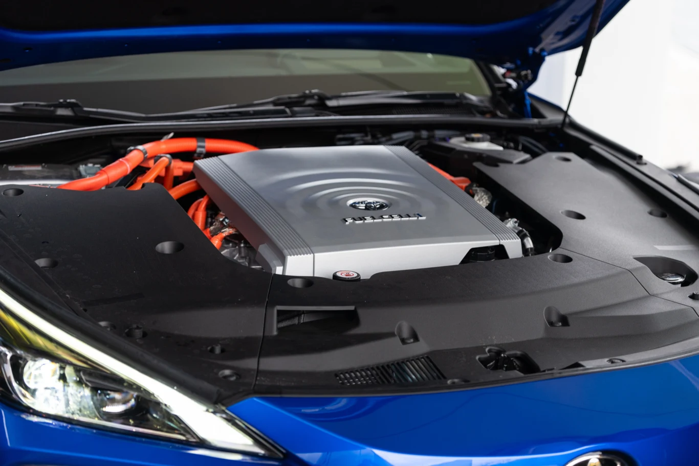 Pod maską Toyoty Mirai nie znajdziemy silnika spalinowego. Zamiast tego umiejscowiono tam silnik elektryczny