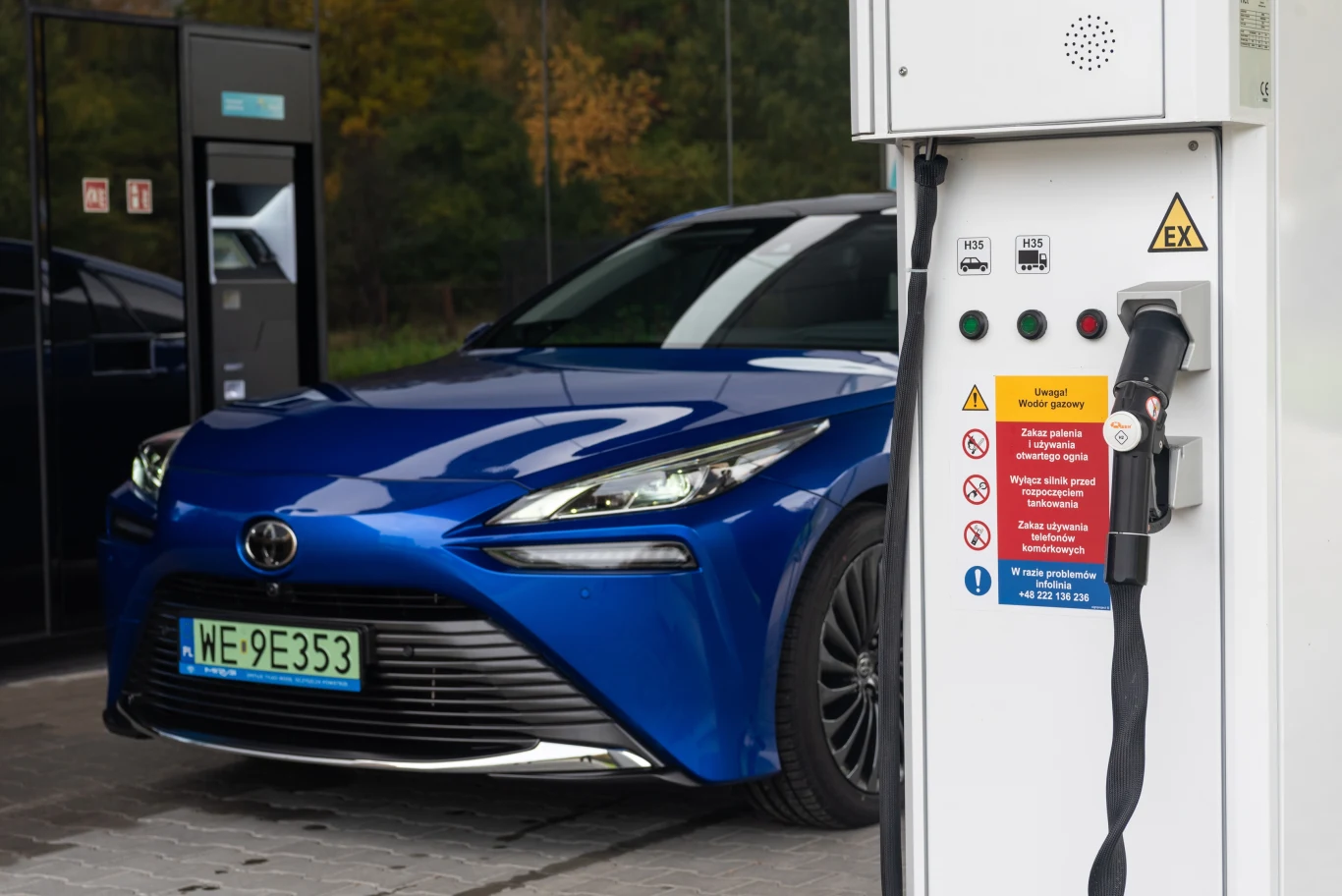 Toyota Mirai na stacji ładowania wodoru