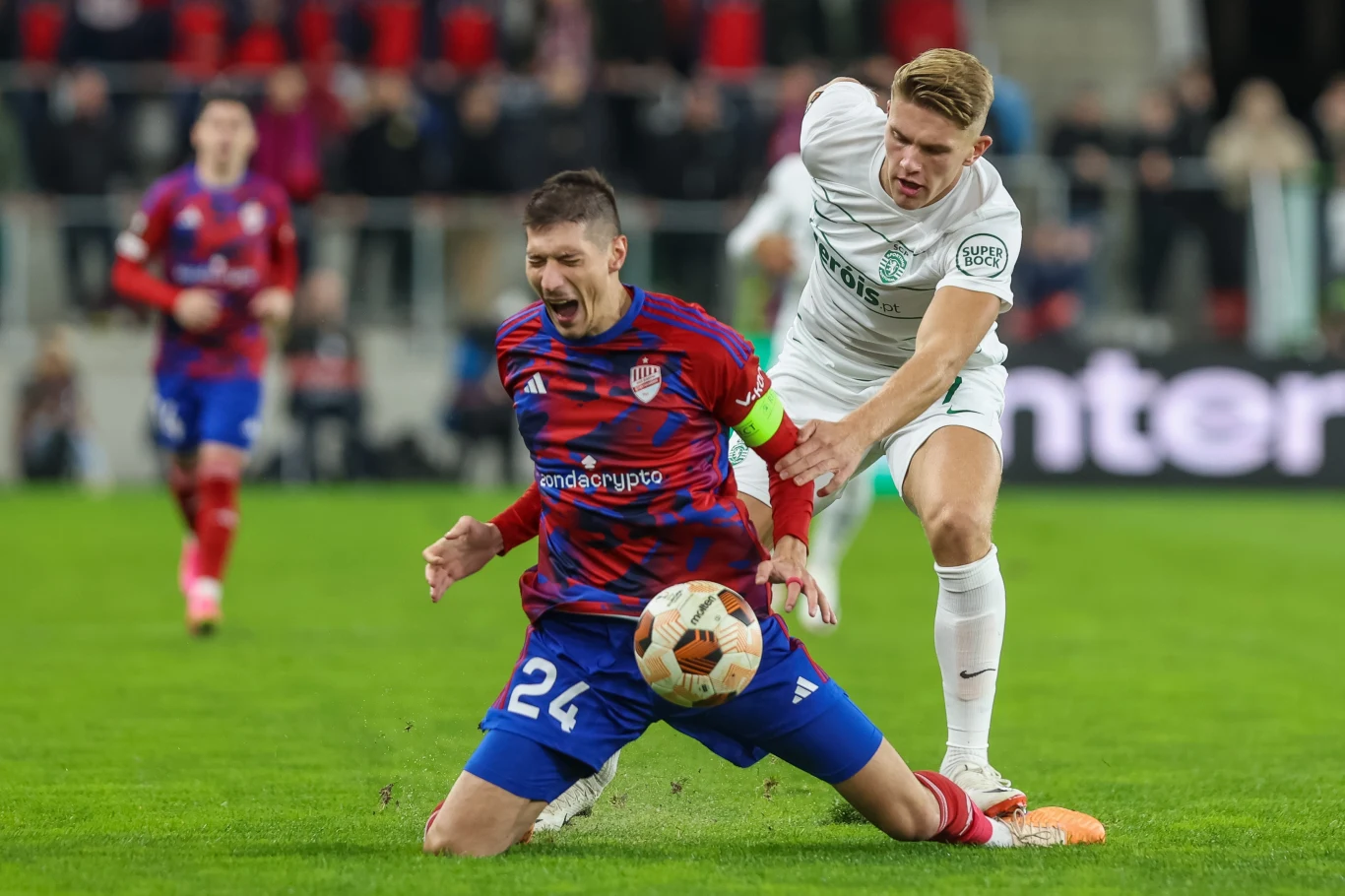 Zoran Arsenić faulowany w meczu ze Sportingiem Lizbona Zoran Arsenić faulowany w meczu ze Sportingiem Lizbona