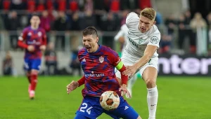 Zoran Arsenić faulowany w meczu ze Sportingiem Lizbona 