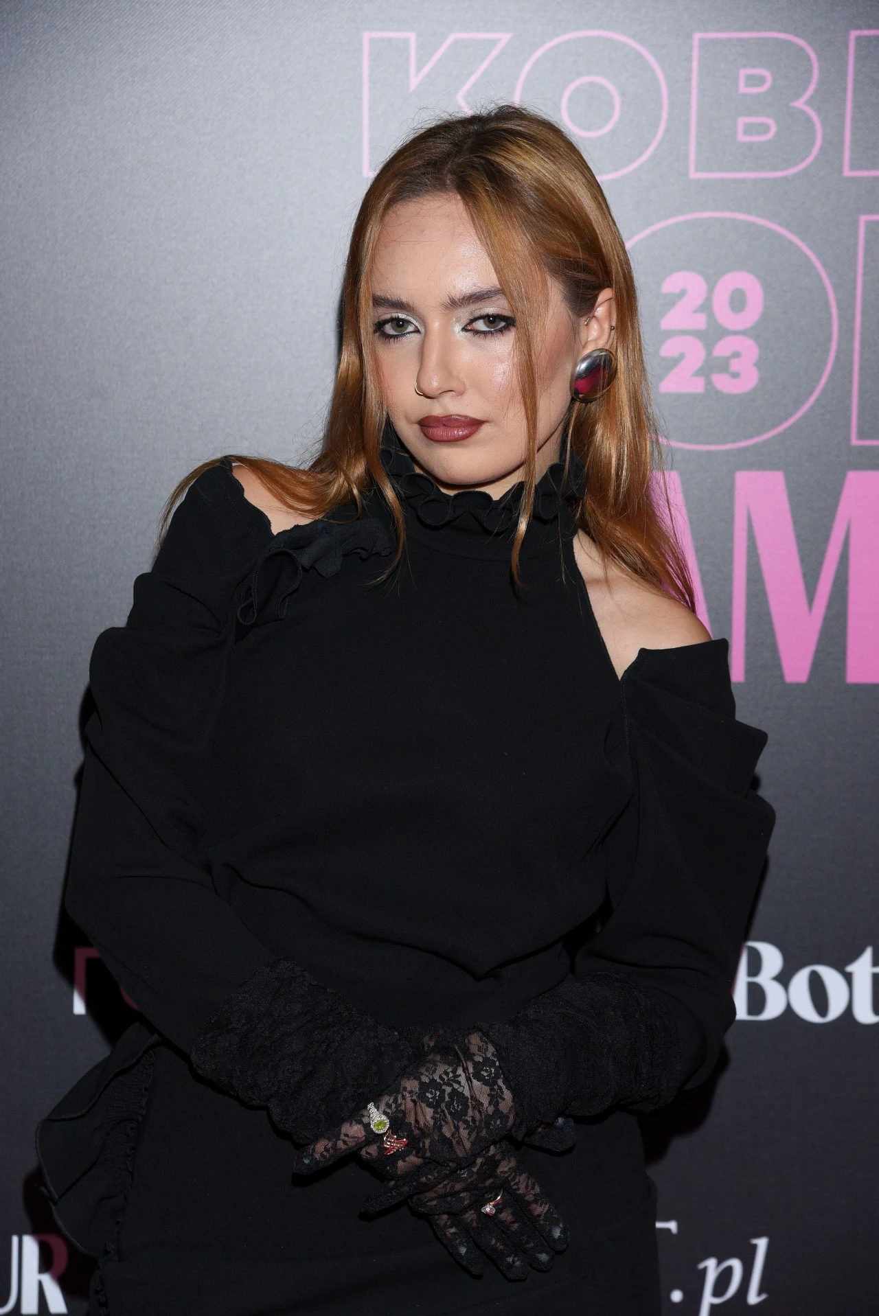 Zalia również wybrała czerń, która kontrastowała z jej płomiennymi włosami