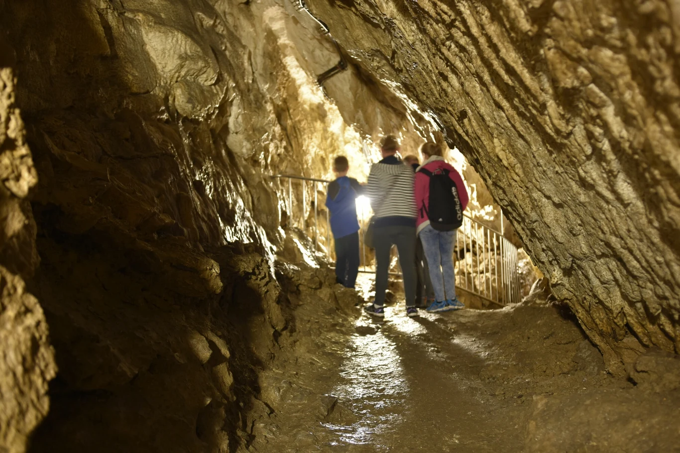 Zwiedzanie Jaskini Mroźnej w Tatrach wymaga od turystów specjalnego przygotowania