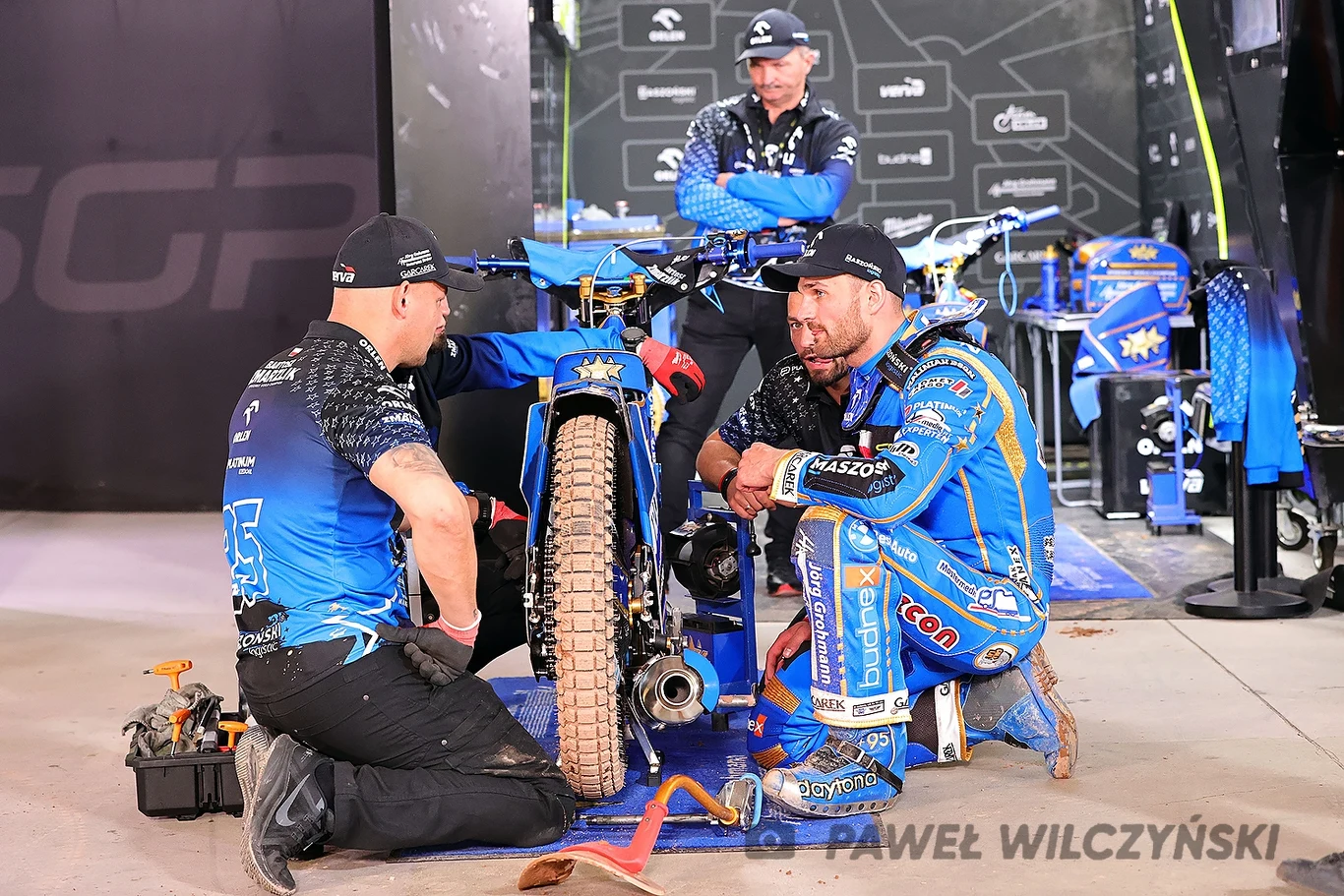 Bartosz Zmarzlik i jego team pracują nad regulacją silnika