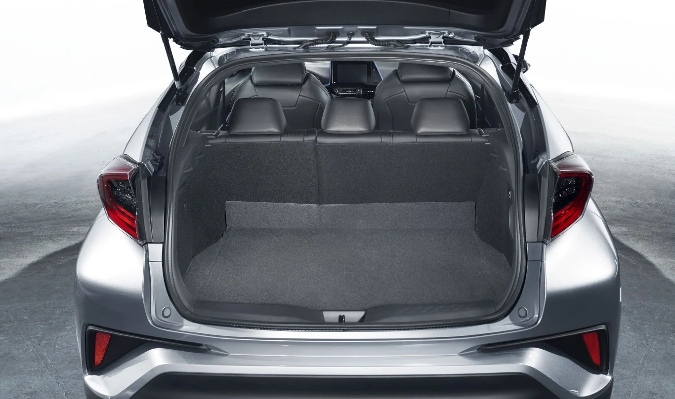 Bagażnik ma przeciętną pojemność, jest ustawny, ale ładowanie bagaży utrudnia wysoki próg