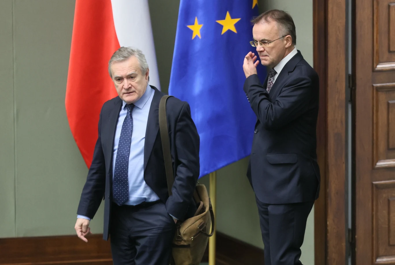 Minister kultury Piotr Gliński i wiceminister kultury Jarosław Sellin. Próbowali "odpowiadać" na pytania dziennikarki TVN Minister kultury Piotr Gliński i wiceminister kultury Jarosław Sellin. Próbowali "odpowiadać" na pytania dziennikarki TVN