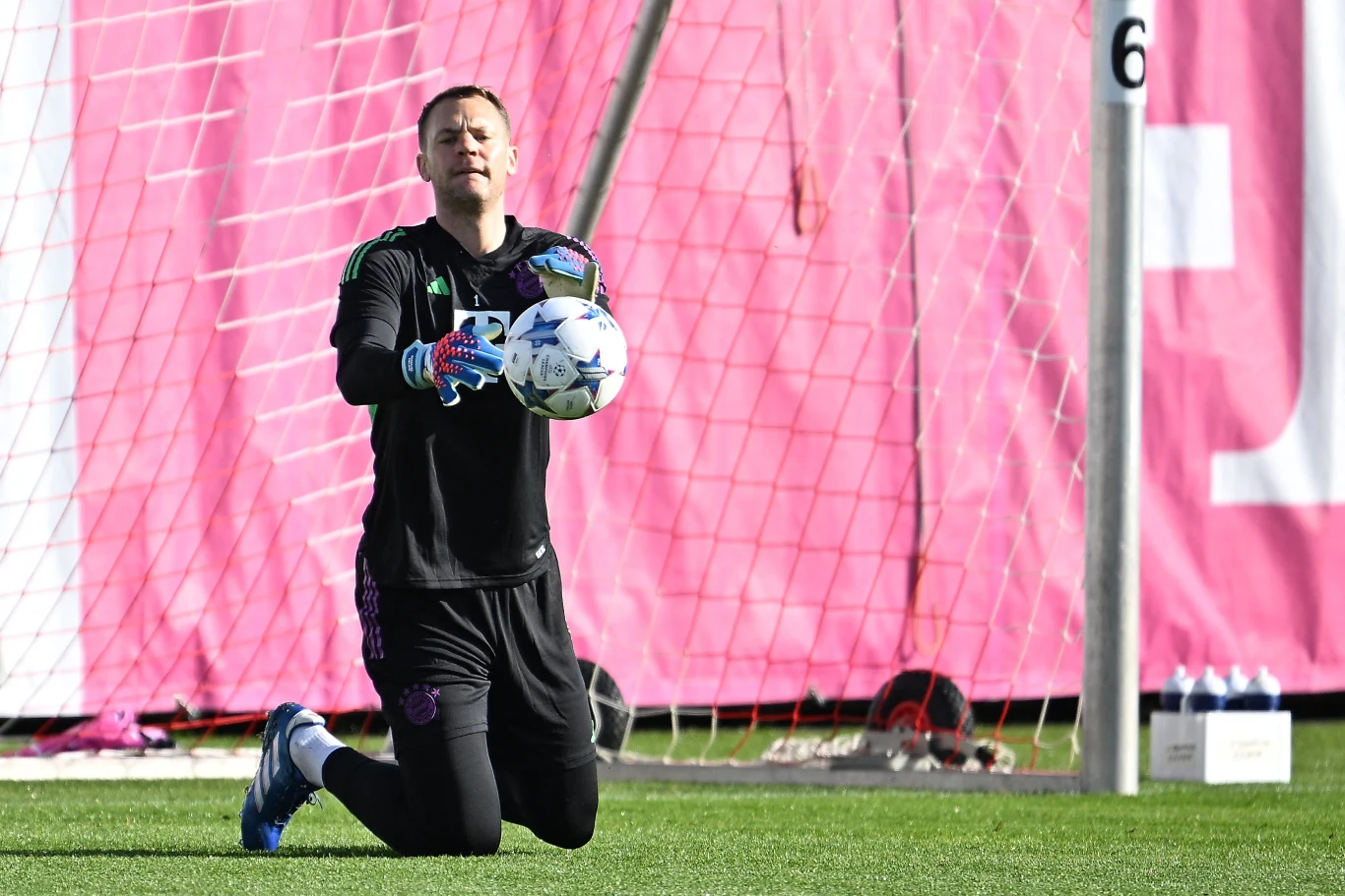 Manuel Neuer trenuje już na pełnej intensywności