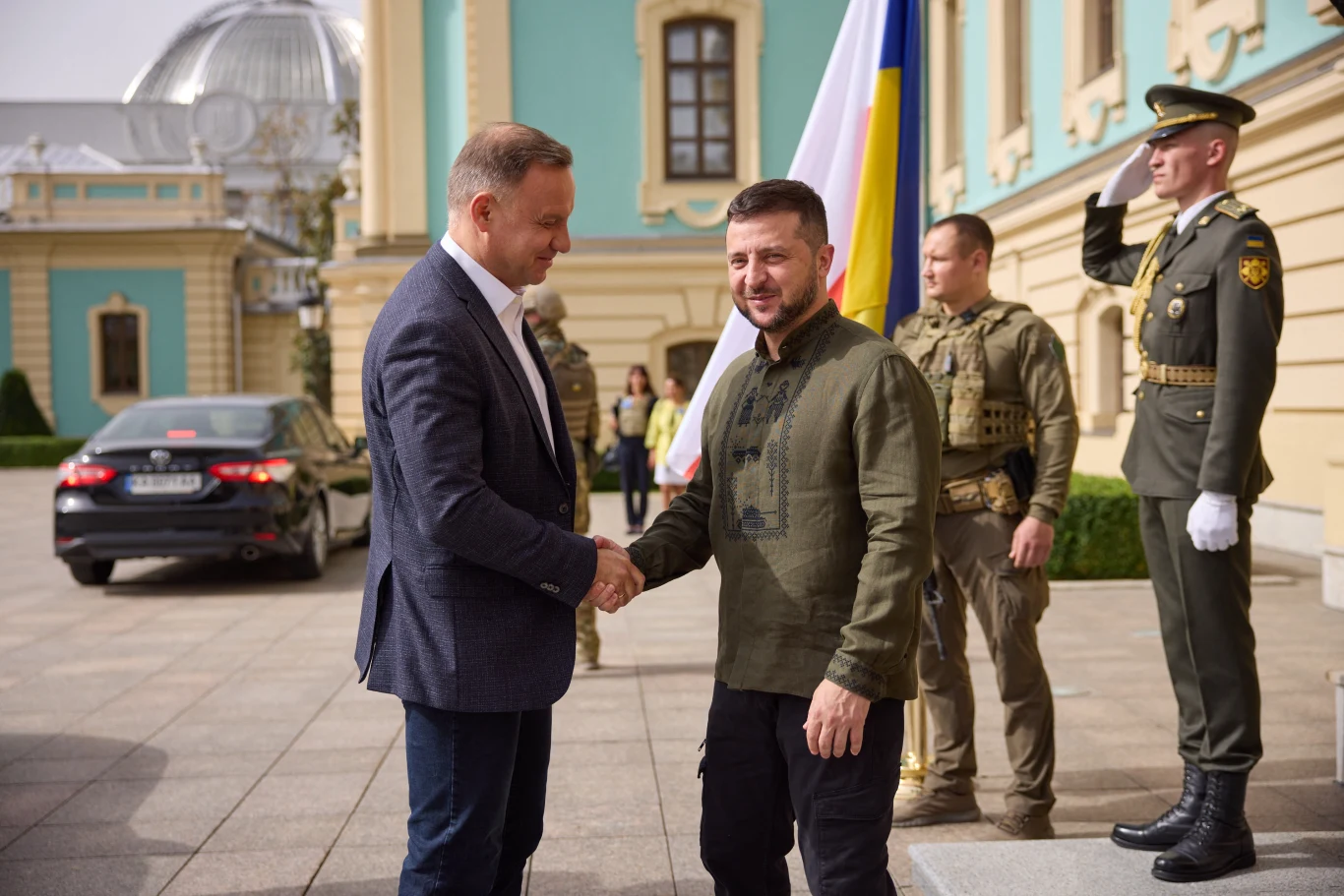 Prezydent Andrzej Duda podczas wizyty w Kijowie w sierpniu 2022 roku. Obaj prezydenci przed pojawieniem się kryzysu zbożowego często podkreślali, że łączą ich bardzo dobre, przyjacielskie wręcz relacje
