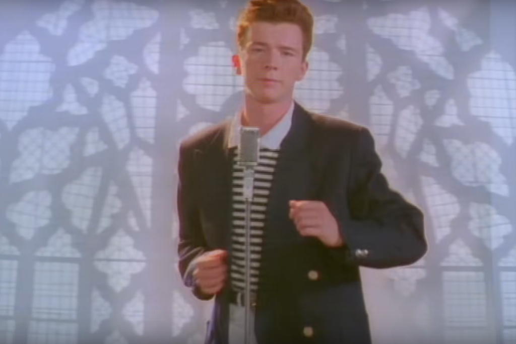 Rick Astley w teledysku "Never Gonna Give You Up"