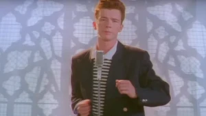 Rick Astley w teledysku "Never Gonna Give You Up"