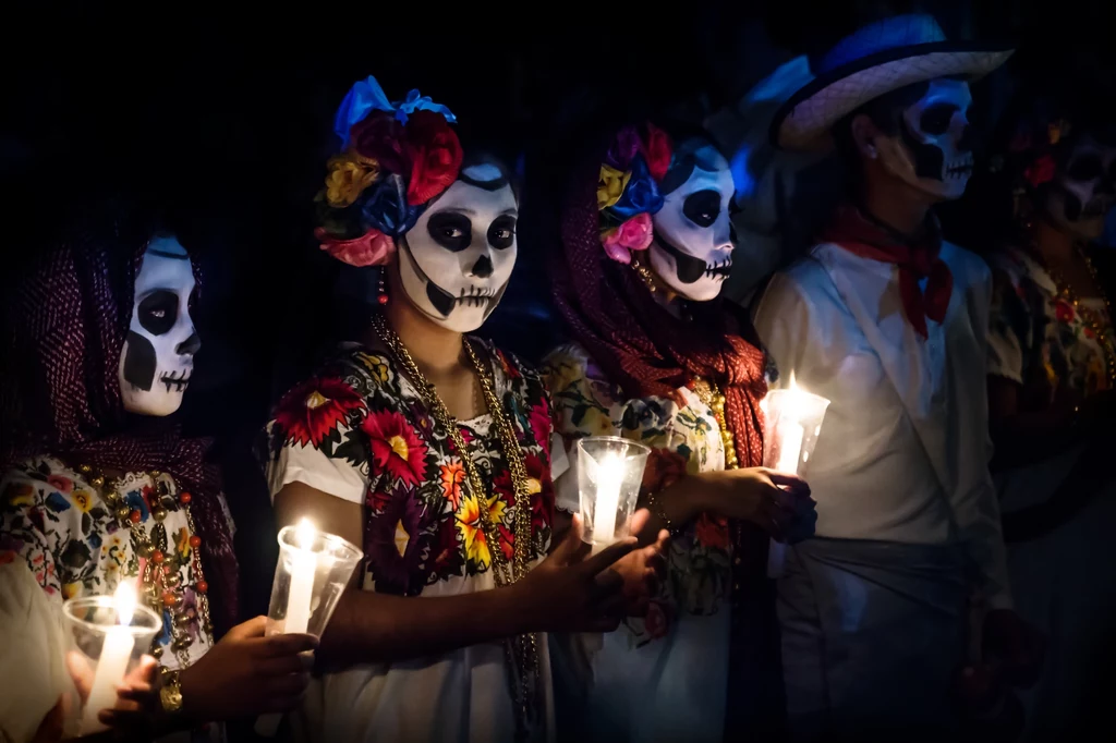 Osoby uczestniczące w paradzie Dia de los Muertos