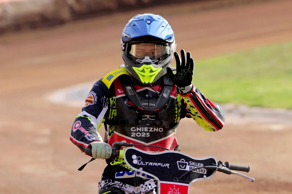 Casper Henriksson dziękuje kibicom z Gniezna za doping. Casper Henriksson dziękuje kibicom z Gniezna za doping.