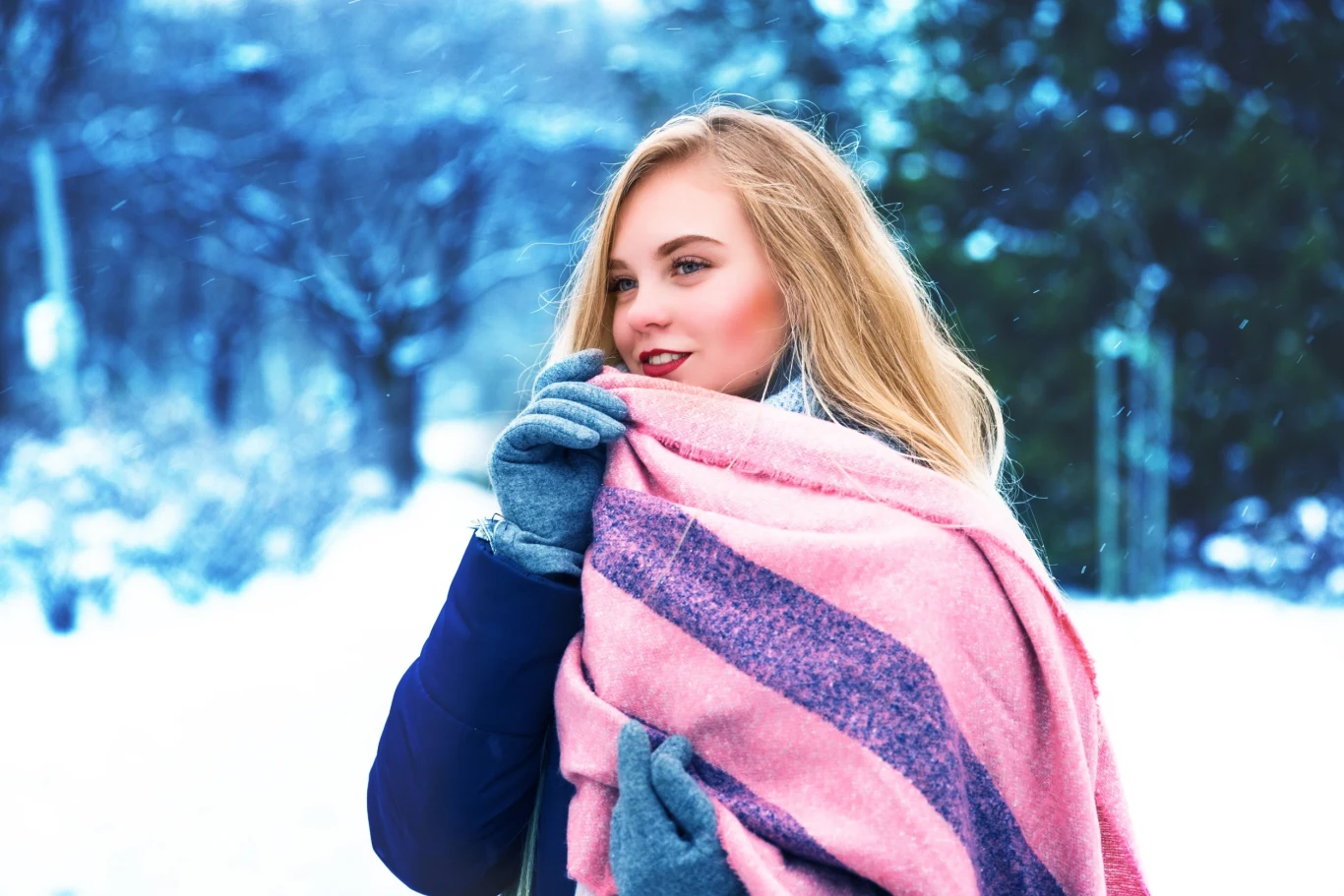 W tym sezonie szalik oversize to rzecz, którą musisz mieć w swojej szafie W tym sezonie szalik oversize to rzecz, którą musisz mieć w swojej szafie