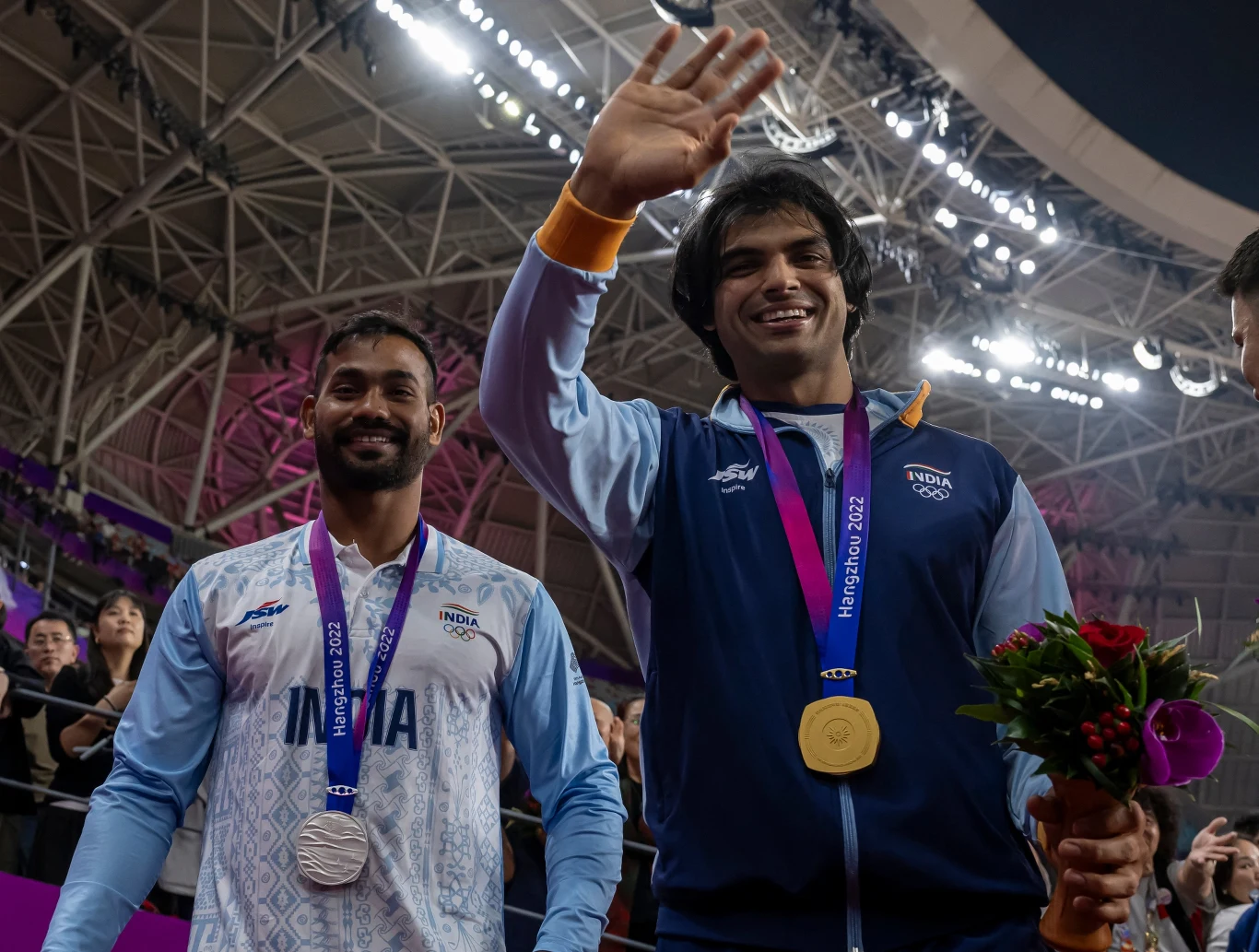 Dwaj Hindusi Heeray Chopra i Kishore Kumar Jena na podium rzutu oszczepem igrzysk azjatyckich