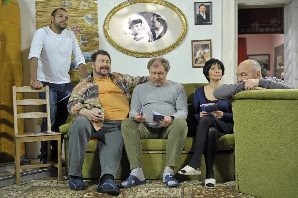 Plan serialu "Świat według Kiepskich". Andrzej Grabowski, Dariusz Gnatowski, Ryszard Kotys, Marzena Kipiel-Sztuka, Andrzej Gałła, Patrick Yoka