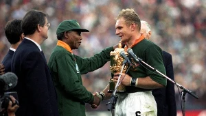 Nelson Mandela wręcza Puchar Świata w rugby w 1995 r.
