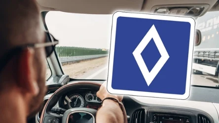 Co oznacza niebieski znak z białym rombem?