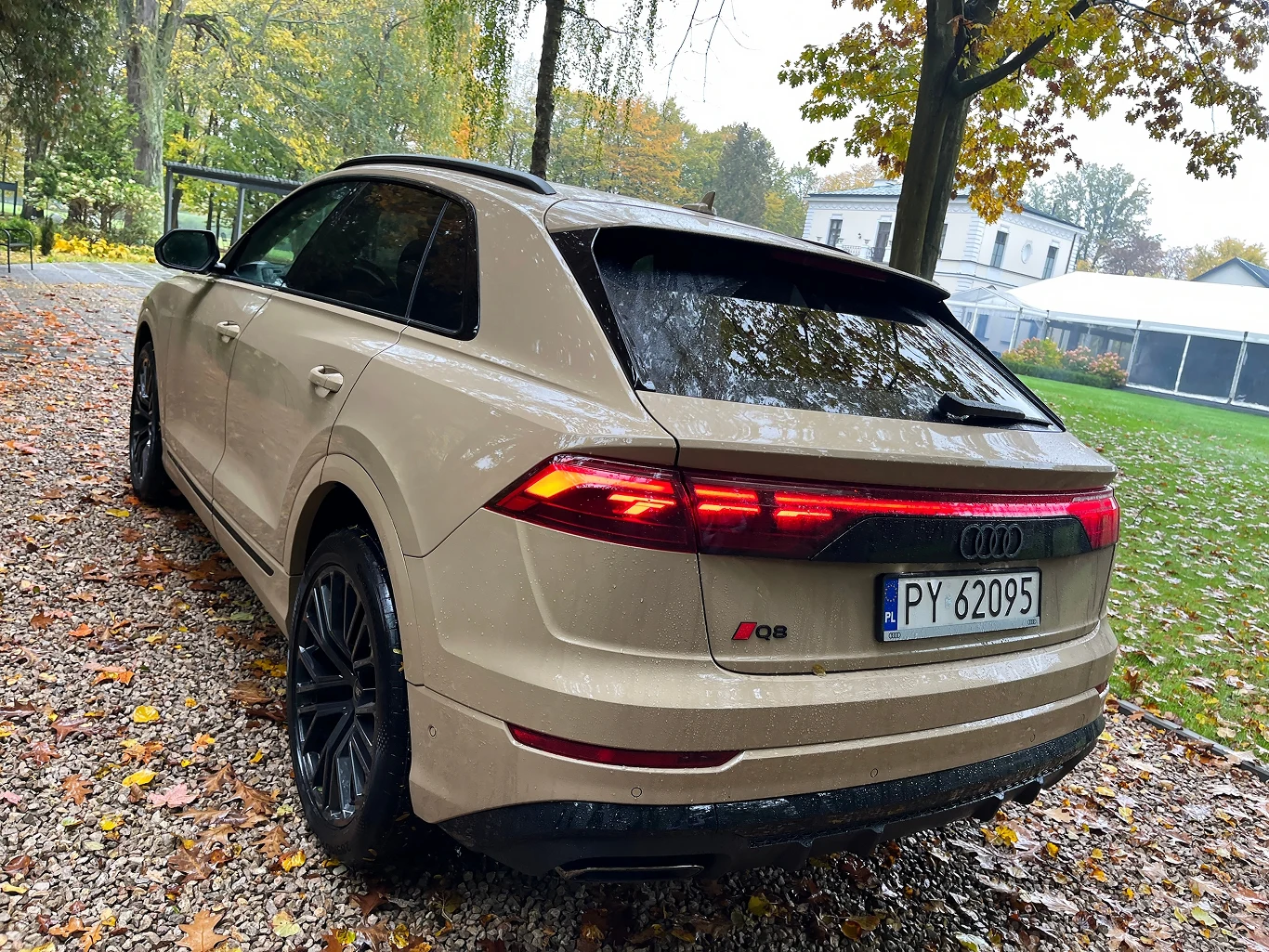 Audi Q8 po modernizacji. Wróciły prawdziwe końcówki wydechu Audi Q8 po modernizacji. Wróciły prawdziwe końcówki wydechu