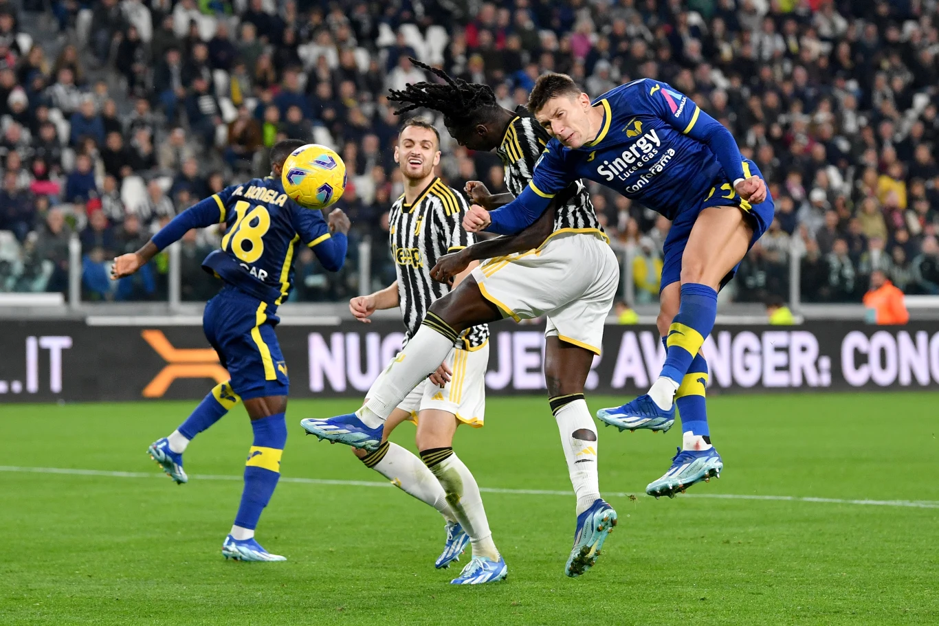 Główkując Moise Kean sfaulował rywala Główkując Moise Kean sfaulował rywala