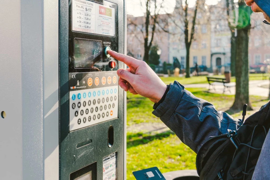 Niektóre parkomaty posiadają przycisk pozwalający na darmowe parkowanie przez krótki czas