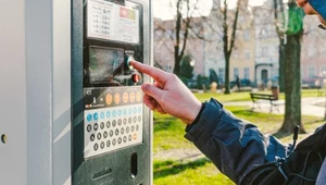 Niektóre parkomaty posiadają przycisk pozwalający na darmowe parkowanie przez krótki czas