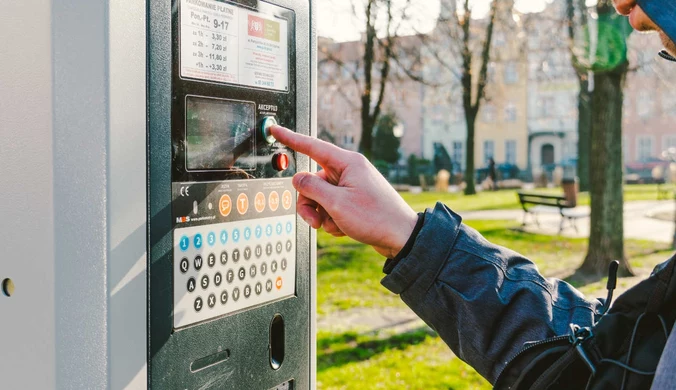 Przycisk zwany czasem "przyciskiem bułka" pozwala na krótkotrwałe darmowe parkowanie w strefie
