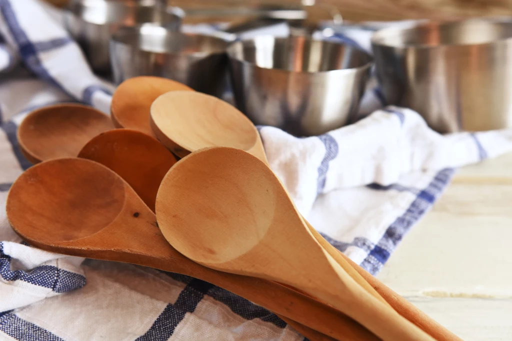Używanie drewnianych sztućców podczas gotowania może być bardzo pomocne