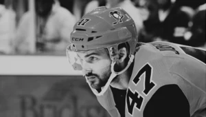 Adam Johnson (tutaj w barwach ekipy z NHL - Pittsburgh Penguins) zmarł w wyniku obrażeń szyi