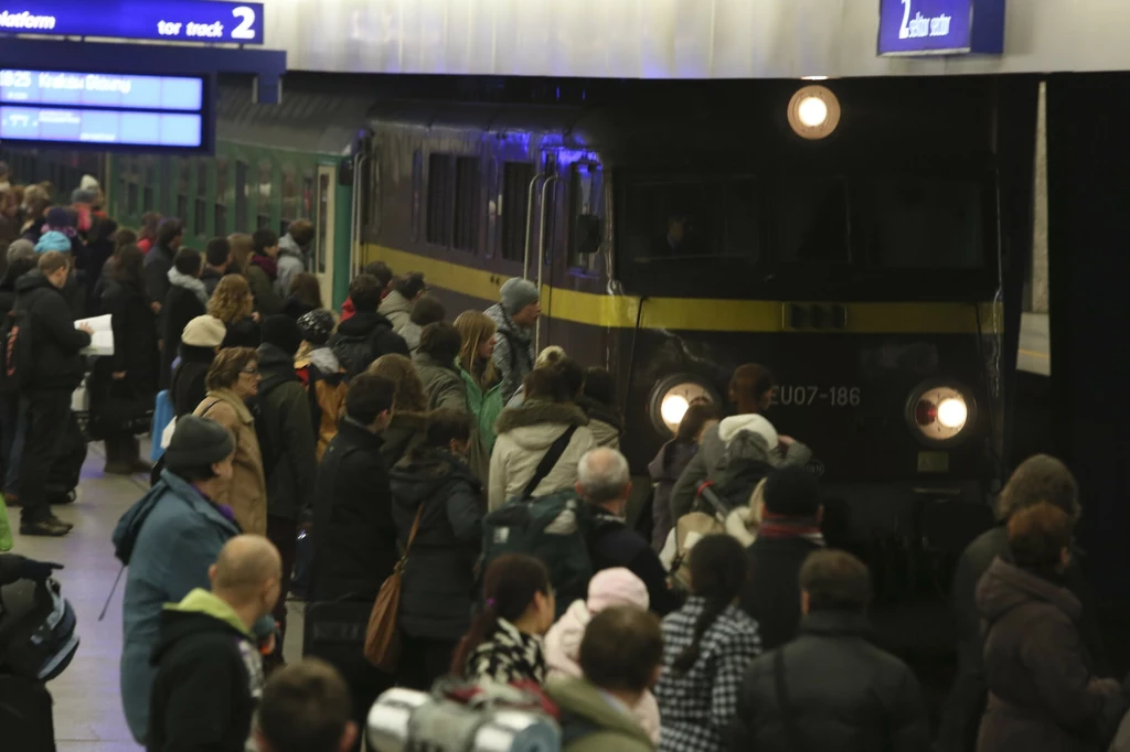 Co roku przed Wszystkimi Świętymi na największych polskich dworcach są tłumy podróżnych