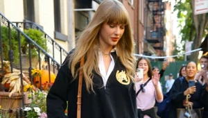 Taylor Swift w brązowych kozakach. Stylizacja jest hitem jesieni