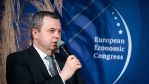 - Bez hamowania cen rachunek za prąd może być potencjalnie wyższy o kilkadziesiąt procent - ocenił prezes URE Rafał Gawin