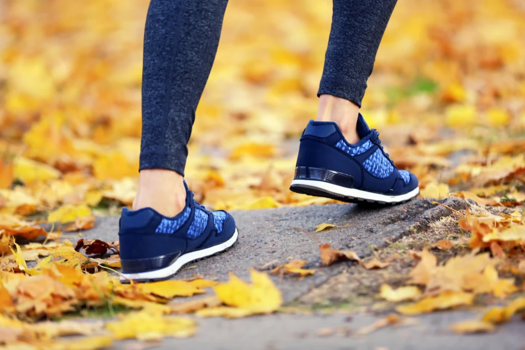 U osób z niedoborem witaminy B12 chód może stać się chwiejny, a sposób poruszania się niezborny