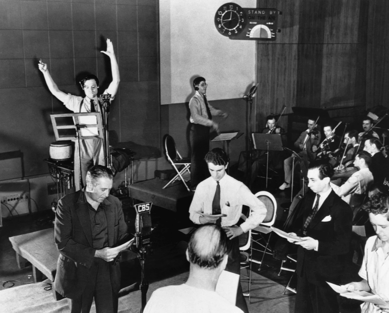 Orson Welles podczas nagrywania "Wojny światów" Orson Welles podczas nagrywania "Wojny światów"