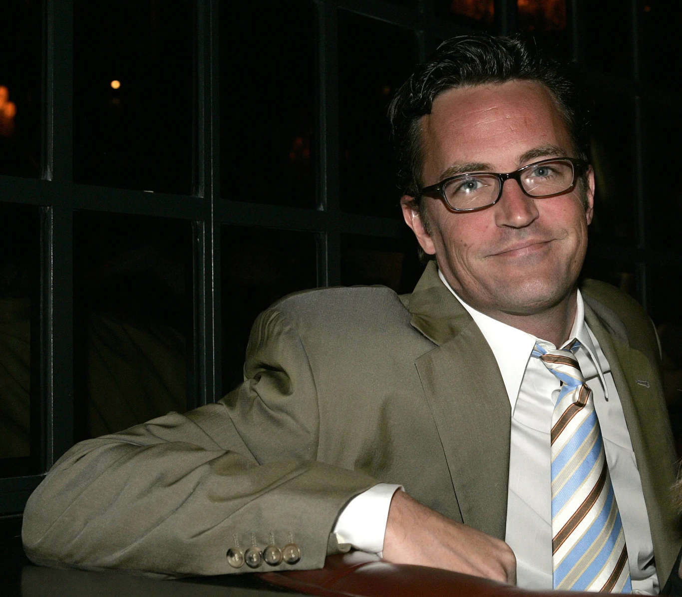 Matthew Perry (1969-2023). Urodził się 19 sierpnia 1969 roku w Williamstown w stanie Massachusetts. Wychowywał się w Kanadzie i spędził tam wiele lat swojego dzieciństwa, zanim przeniósł się do Los Angeles. W "Mieście Aniołów" zainteresował się aktorstwem. Zaczynał od występów w szkolnych przedstawieniach i bardzo szybko został dostrzeżony przez producentów. Po raz pierwszy pojawił się w telewizji w 1987 roku w serialu "Second Chance". W 1993 roku poszedł na przesłuchania do serialu "Six of One", znanego później jako "Przyjaciele" i wygrał casting do roli Chandlera Binga. W jednego z sześciorga przyjaciół wcielał się do 2004 roku, zyskując w międzyczasie światową sławę i ogromne grono fanów. Perry, dzięki sukcesowi "Przyjaciół", otworzył sobie drogę również do wielkiego ekranu. Mogliśmy go oglądać m.in. w takich filmach jak: "Polubić czy poślubić", "Troje do tanga" czy "Jak ugryźć 10 milionów". Gwiazdor otwarcie mówił o swoim wieloletnim uzależnieniu od narkotyków i alkoholu, ale w ostatnich latach wyszedł na prostą i zaczął pomagać innym ludziom zmagającym się z uzależnieniem. Matthew Perry w sobotę 28 października został znaleziony martwy w wannie w swoim domu w Los Angeles. Przyczyna zgonu aktora nie jest jeszcze znana. Według amerykańskich mediów na miejscu śmierci nie znaleziono narkotyków. Perry zmarł w wieku 54 lat. Matthew Perry (1969-2023). Urodził się 19 sierpnia 1969 roku w Williamstown w stanie Massachusetts. Wychowywał się w Kanadzie i spędził tam wiele lat swojego dzieciństwa, zanim przeniósł się do Los Angeles. W "Mieście Aniołów" zainteresował się aktorstwem. Zaczynał od występów w szkolnych przedstawieniach i bardzo szybko został dostrzeżony przez producentów. Po raz pierwszy pojawił się w telewizji w 1987 roku w serialu "Second Chance". W 1993 roku poszedł na przesłuchania do serialu "Six of One", znanego później jako "Przyjaciele" i wygrał casting do roli Chandlera Binga. W jednego z sześciorga przyjaciół wcielał się do 2004 roku, zyskując w międzyczasie światową sławę i ogromne grono fanów. Perry, dzięki sukcesowi "Przyjaciół", otworzył sobie drogę również do wielkiego ekranu. Mogliśmy go oglądać m.in. w takich filmach jak: "Polubić czy poślubić", "Troje do tanga" czy "Jak ugryźć 10 milionów". Gwiazdor otwarcie mówił o swoim wieloletnim uzależnieniu od narkotyków i alkoholu, ale w ostatnich latach wyszedł na prostą i zaczął pomagać innym ludziom zmagającym się z uzależnieniem. Matthew Perry w sobotę 28 października został znaleziony martwy w wannie w swoim domu w Los Angeles. Przyczyna zgonu aktora nie jest jeszcze znana. Według amerykańskich mediów na miejscu śmierci nie znaleziono narkotyków. Perry zmarł w wieku 54 lat.